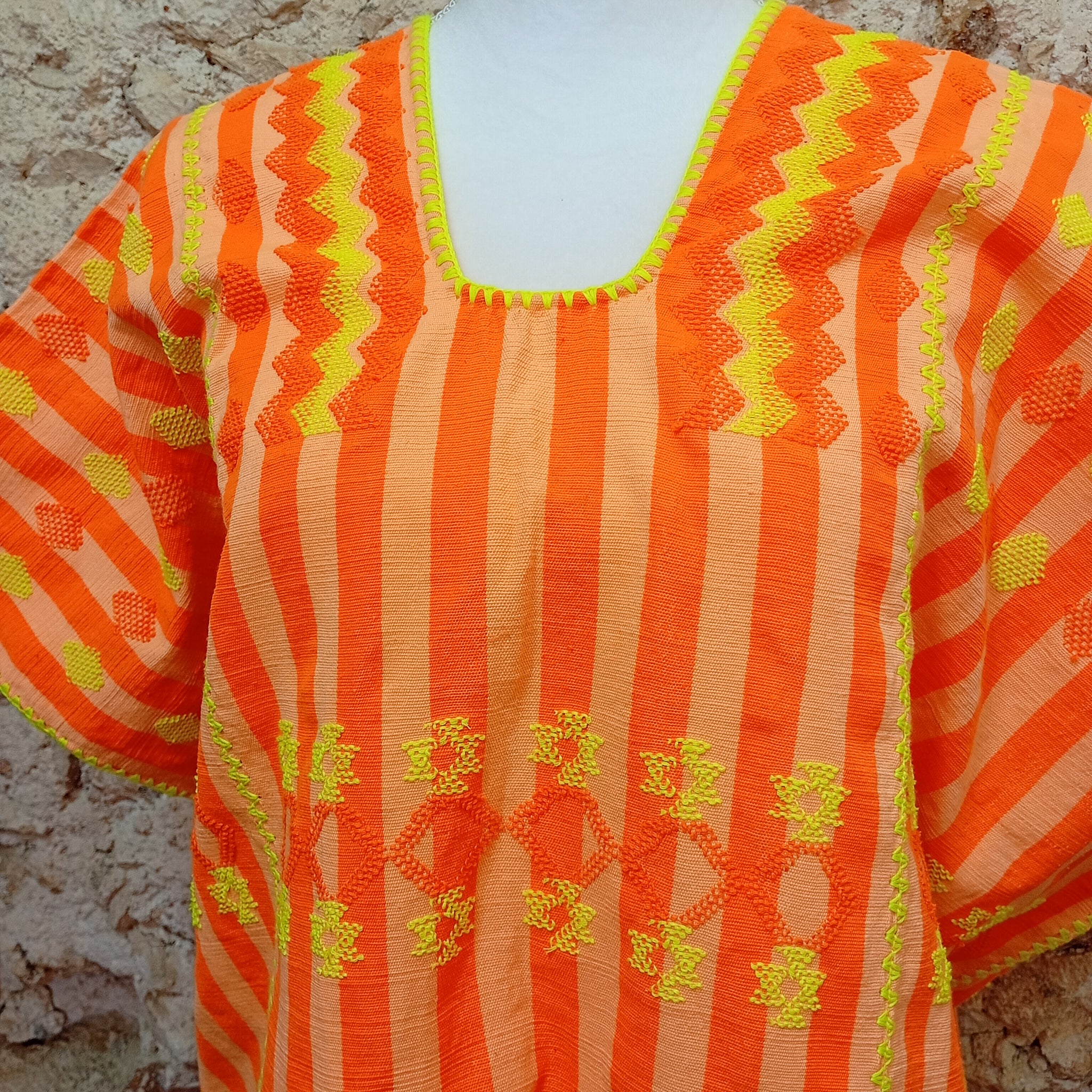 Huipil artesanal de Oaxaca - naranja y amarillo neón con estrellas