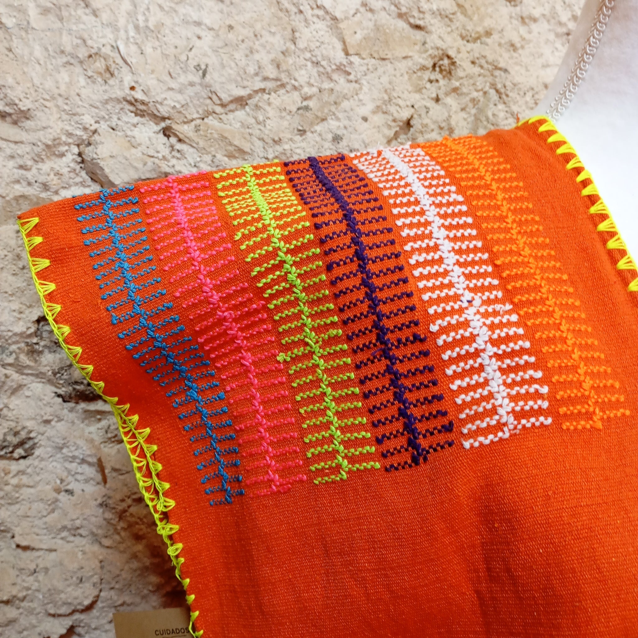 Huipil artesanal de Oaxaca - naranja con corazones de colores
