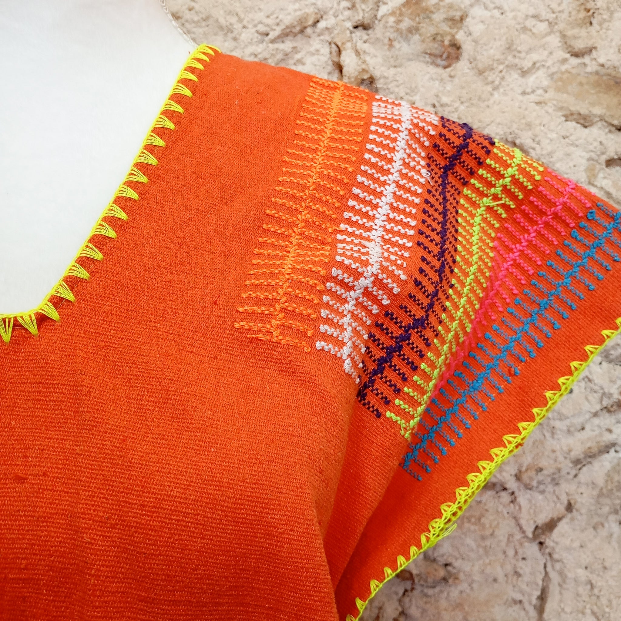 Huipil artesanal de Oaxaca - naranja con corazones de colores