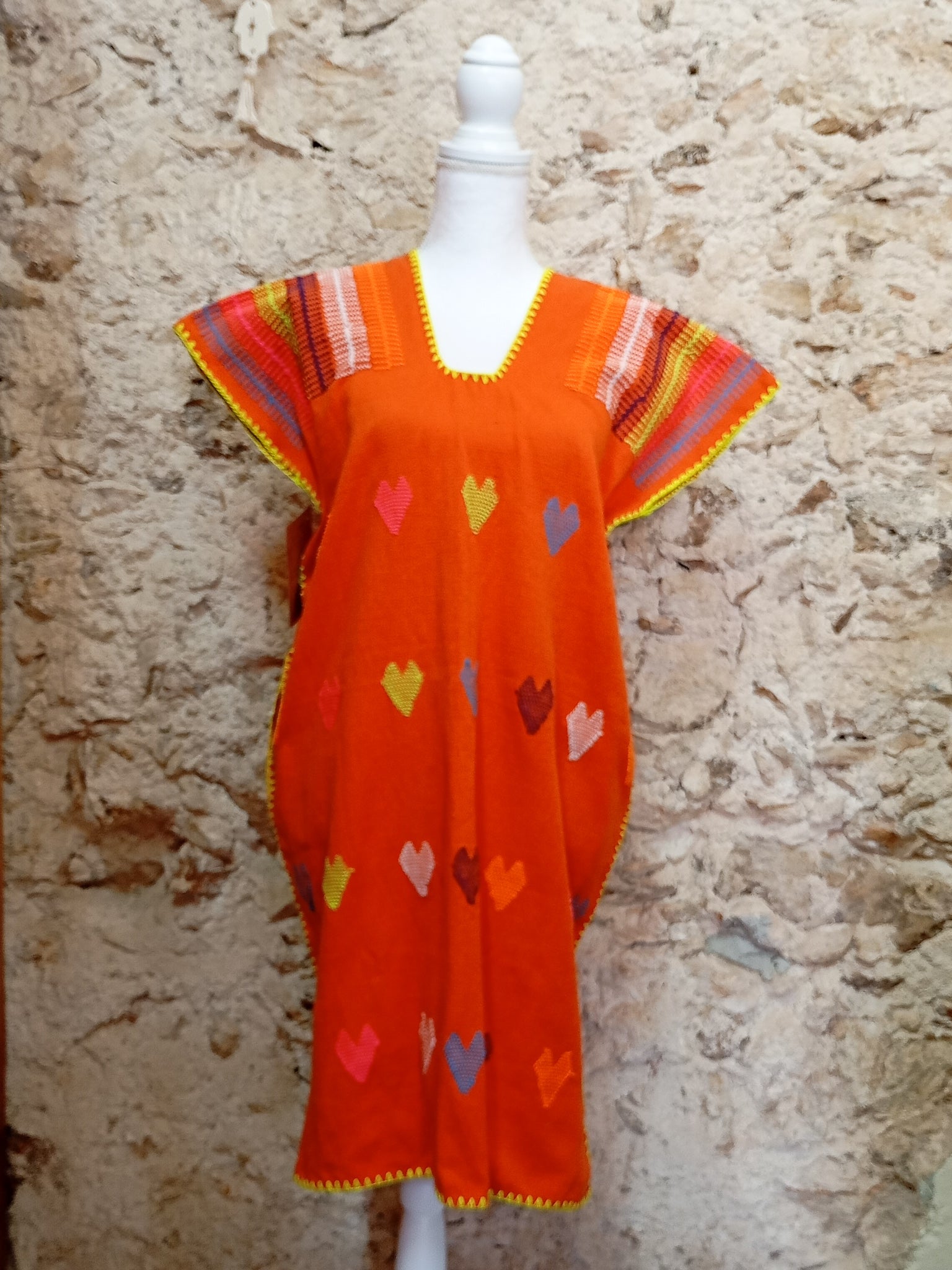 Huipil artesanal de Oaxaca - naranja con corazones de colores
