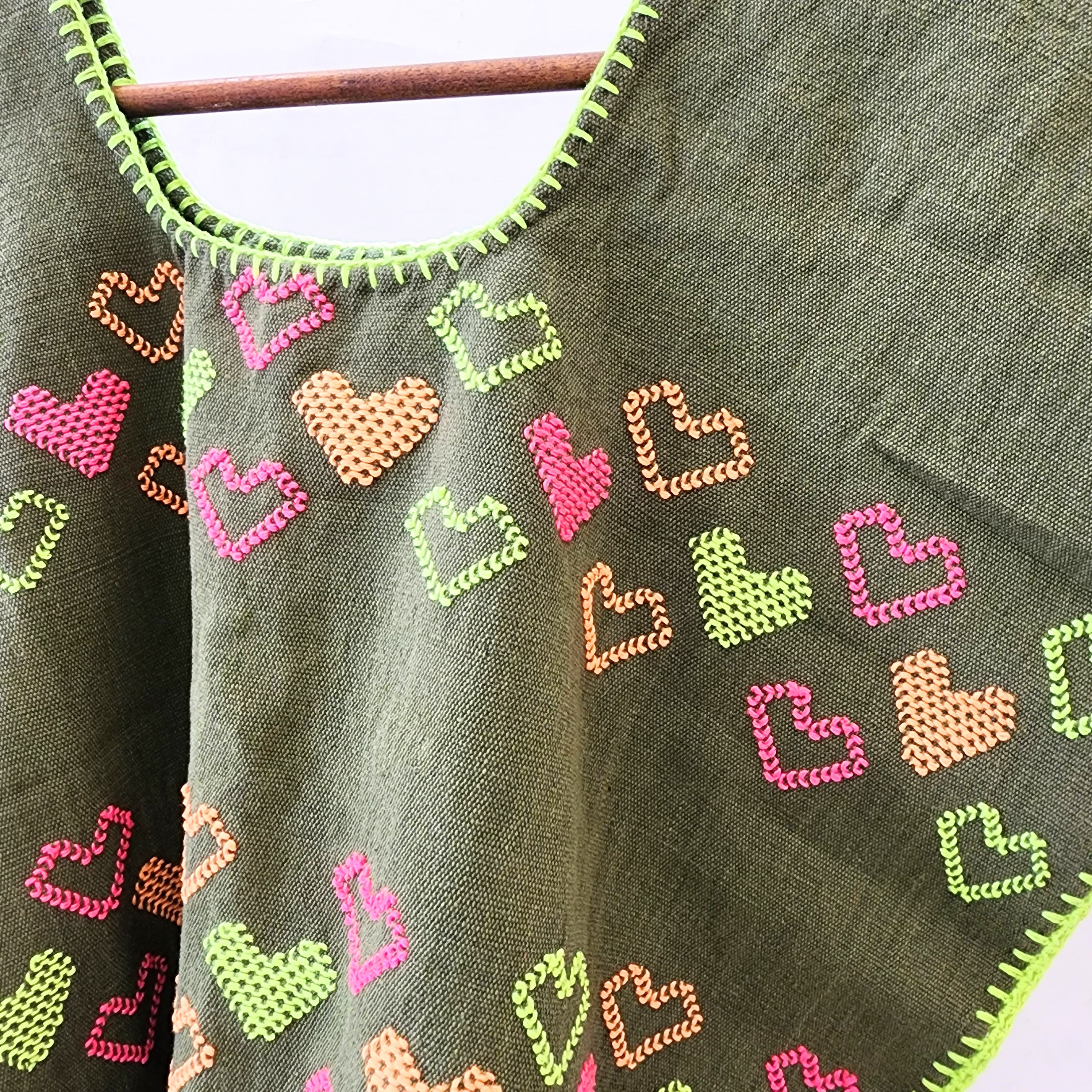 Huipil corto artesanal verde militar con bordado de corazones neón
