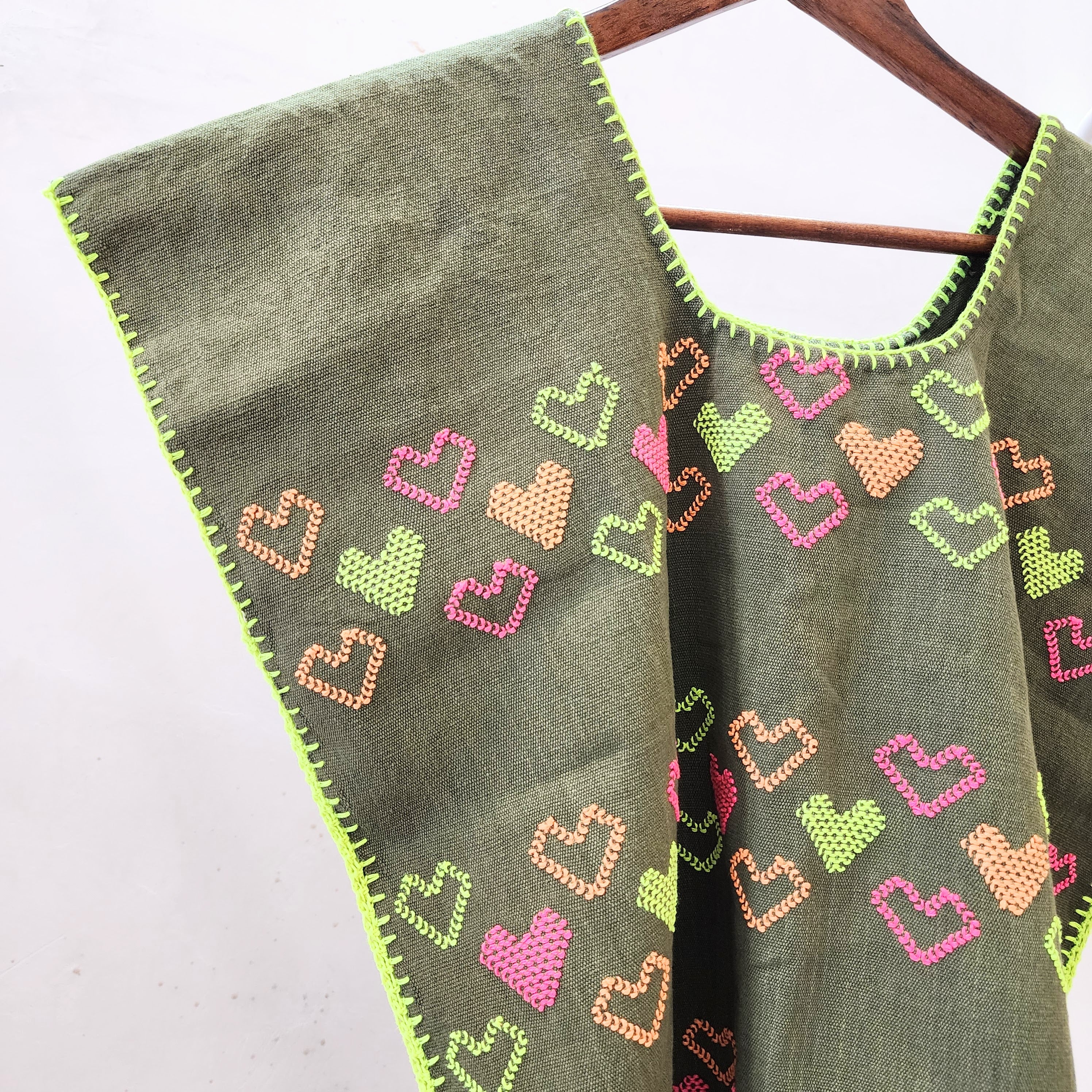 Huipil corto artesanal verde militar con bordado de corazones neón