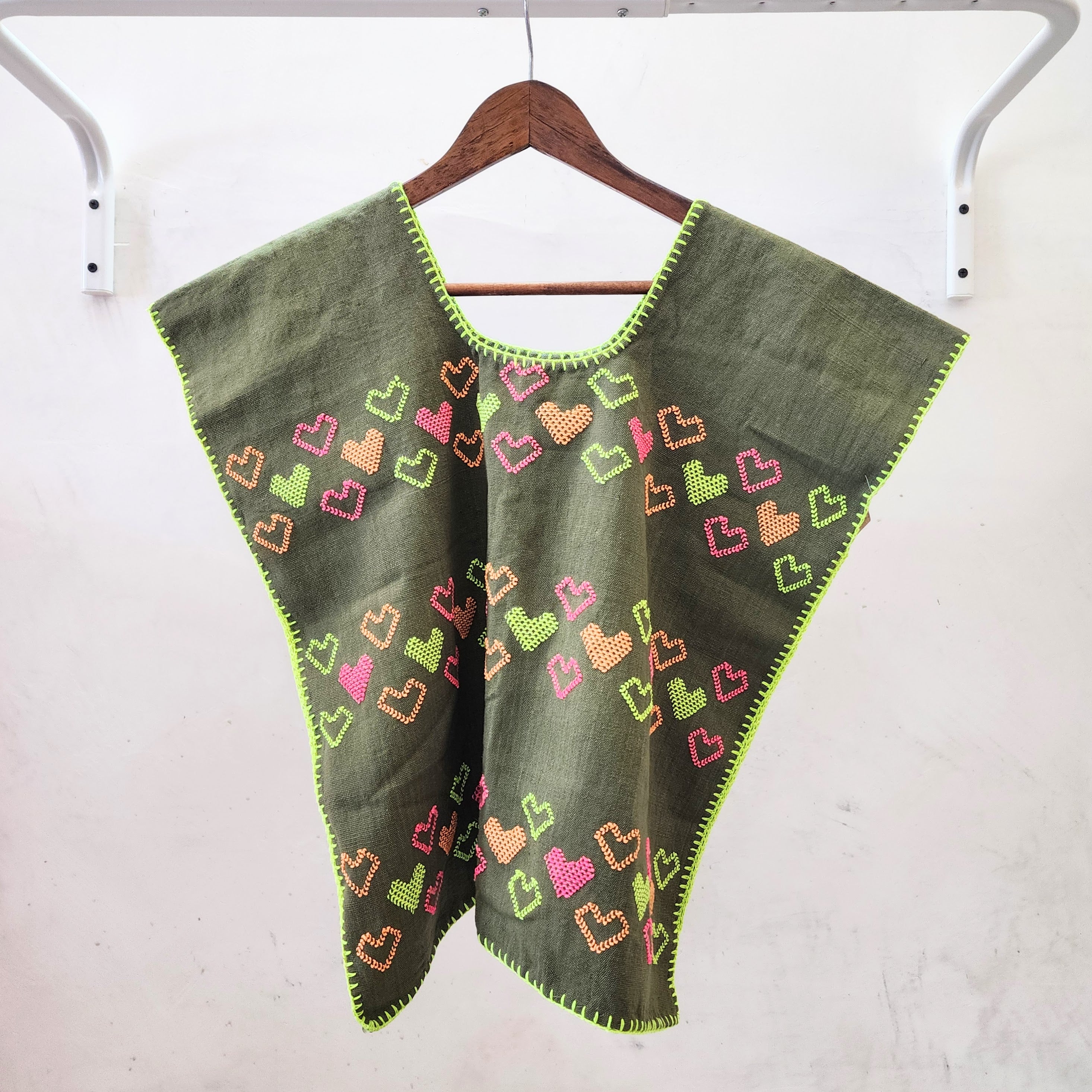 Huipil corto artesanal verde militar con bordado de corazones neón