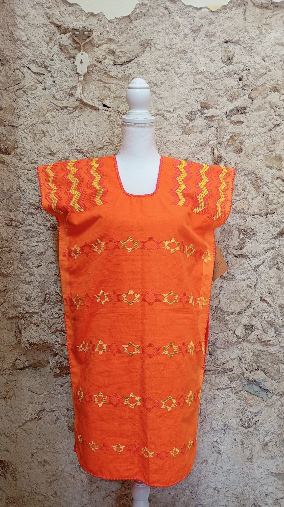 Huipil artesanal de Oaxaca - naranja neón con estrellas amarillas