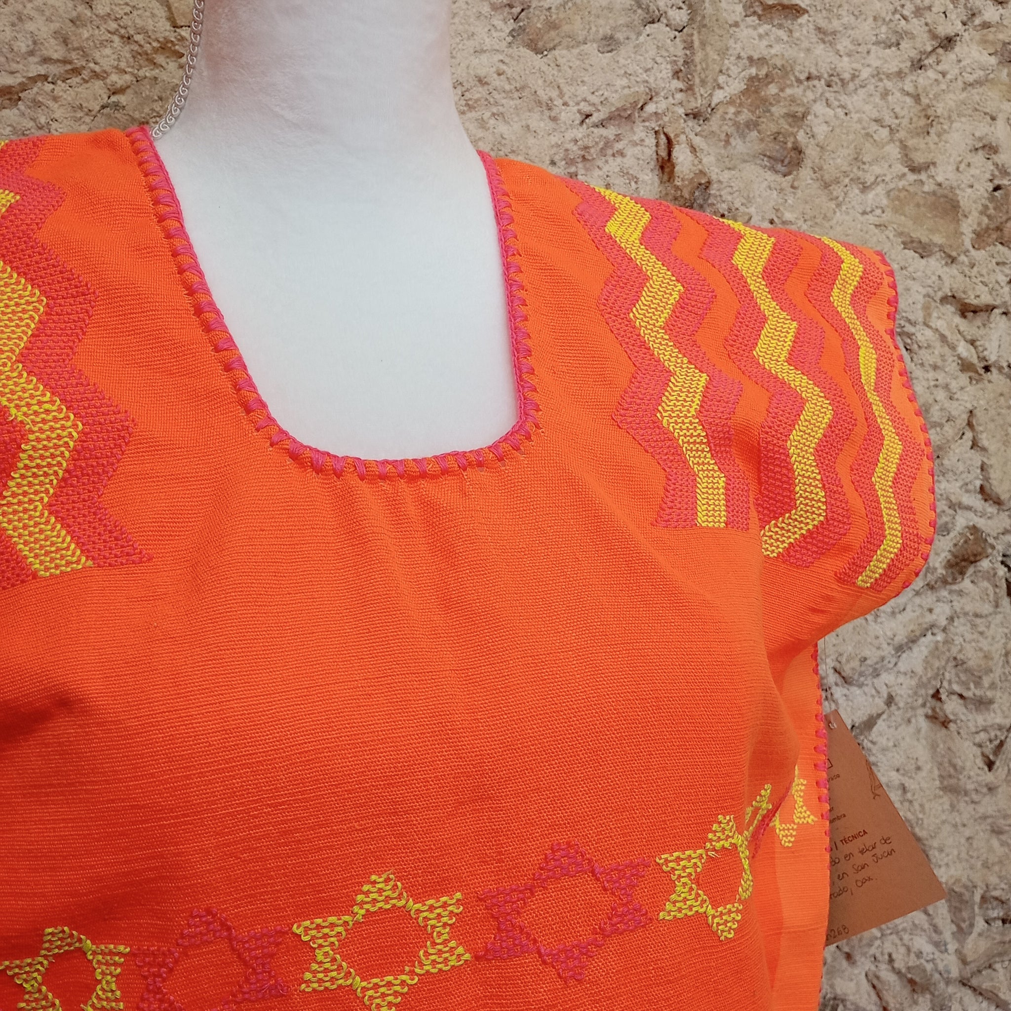 Huipil artesanal de Oaxaca - naranja neón con estrellas amarillas