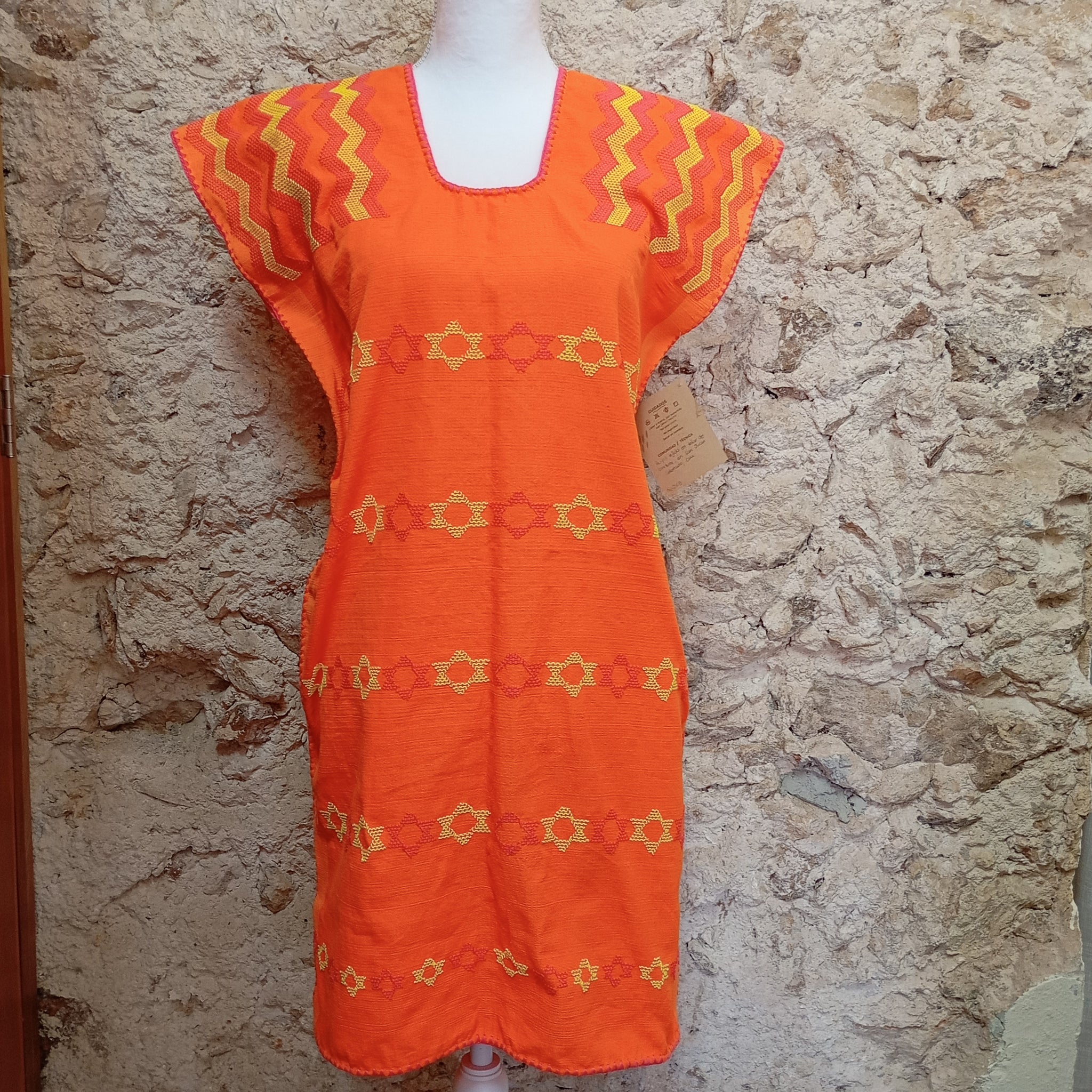 Huipil artesanal de Oaxaca - naranja neón con estrellas amarillas
