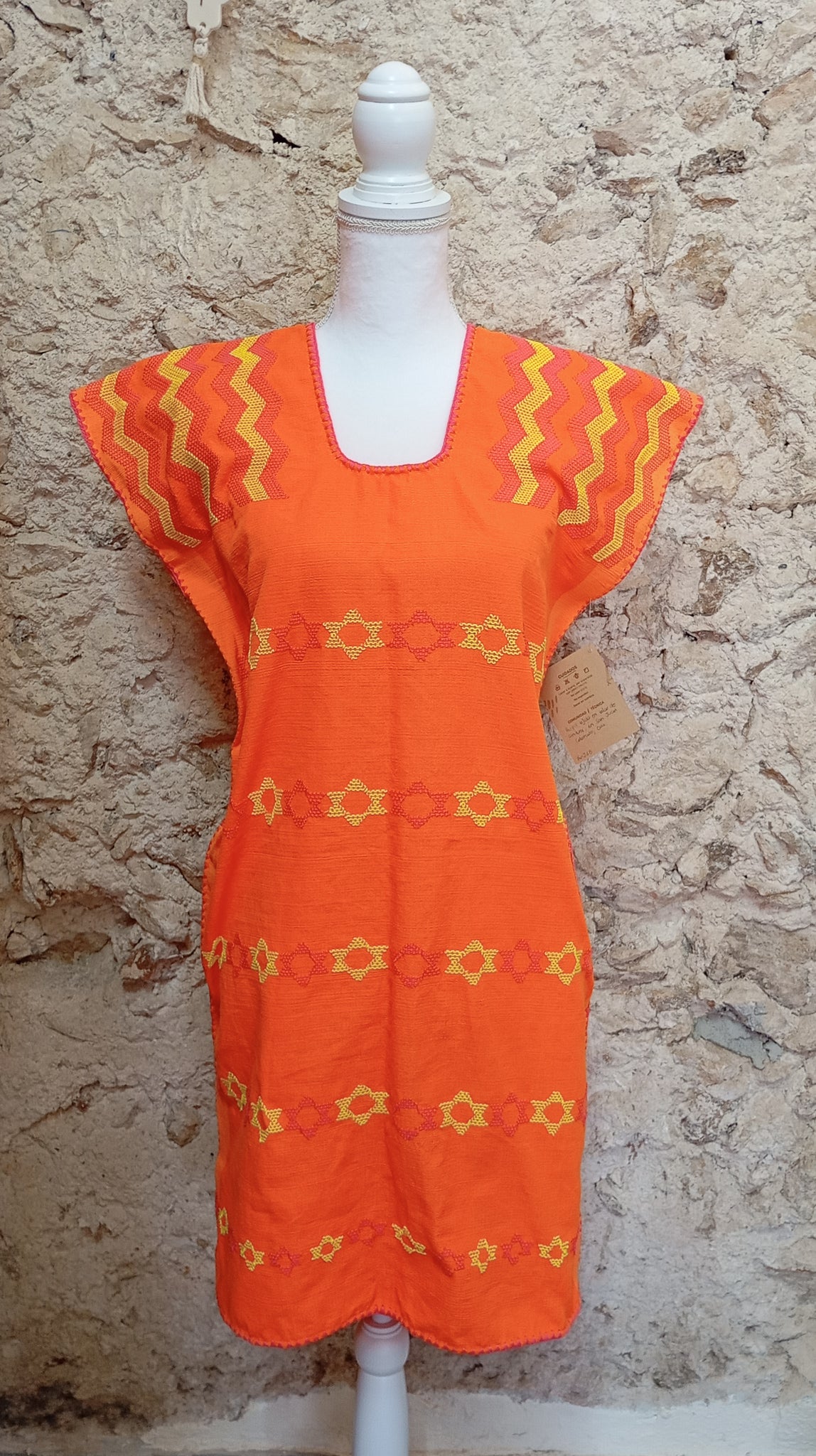 Huipil artesanal de Oaxaca - naranja neón con estrellas amarillas