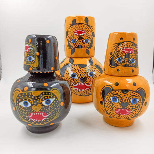 Jarras de barro con diseño de jaguar