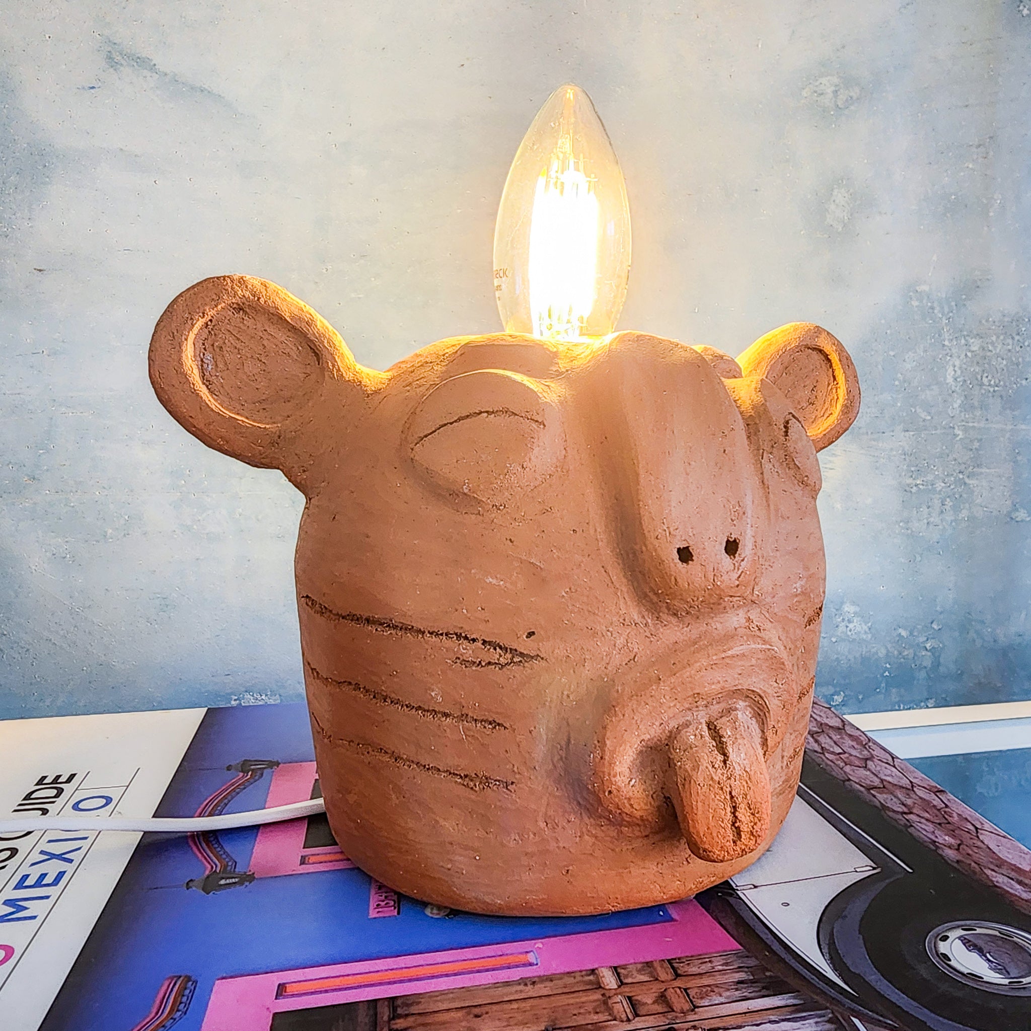 Lámpara artesanal de barro - Carita Juguetona