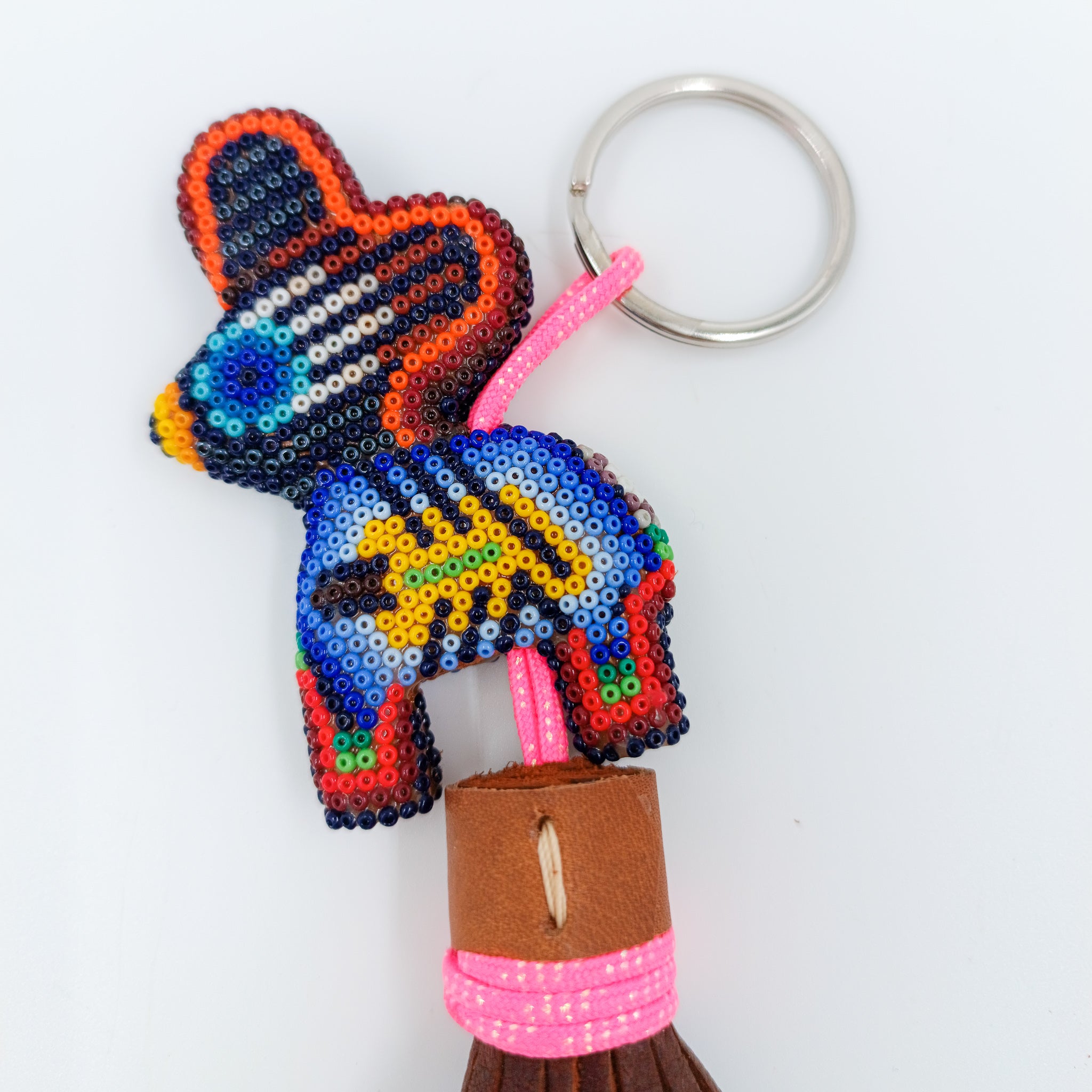 Llavero de venado en arte huichol