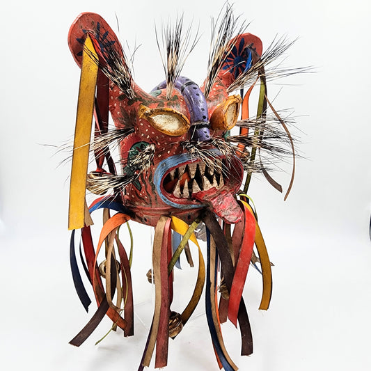 Máscara de Tecuán de cuero y pelo de jabalí
