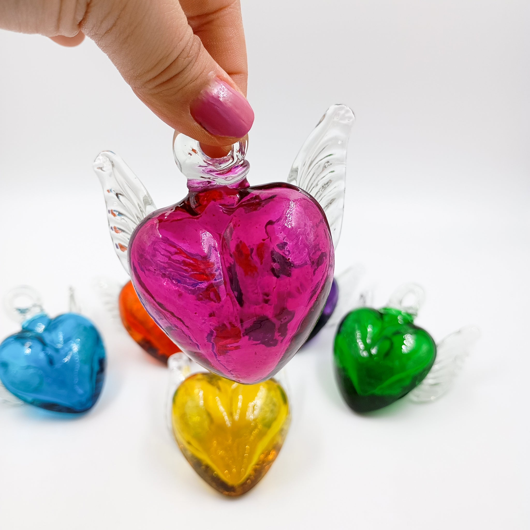 Corazones de vidrio soplado con alas