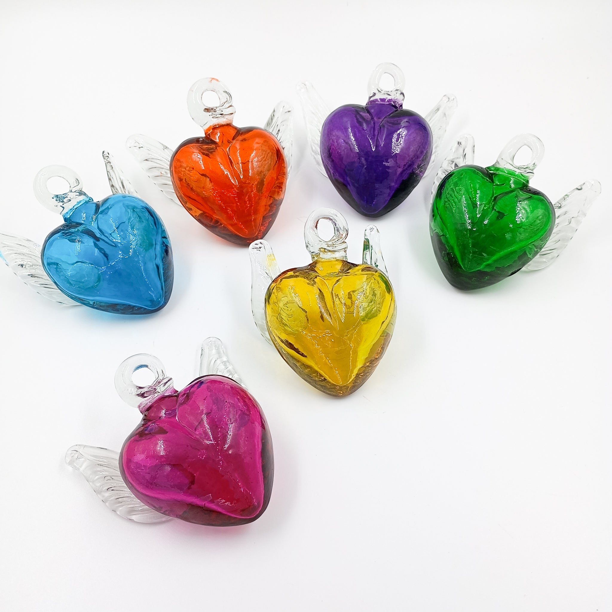 Corazones de vidrio soplado con alas