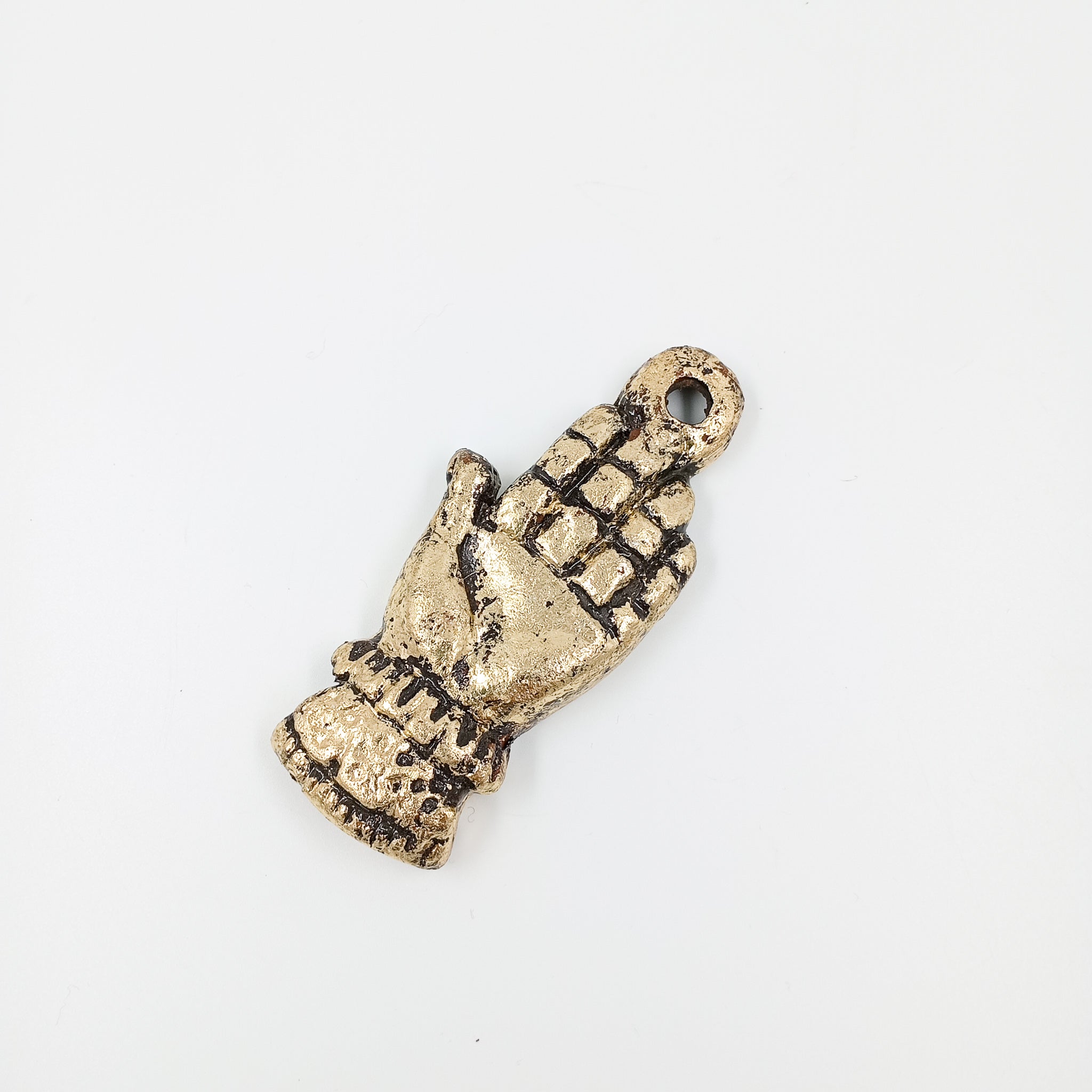 Mano Milagrito de barro con acabado dorado y plateado