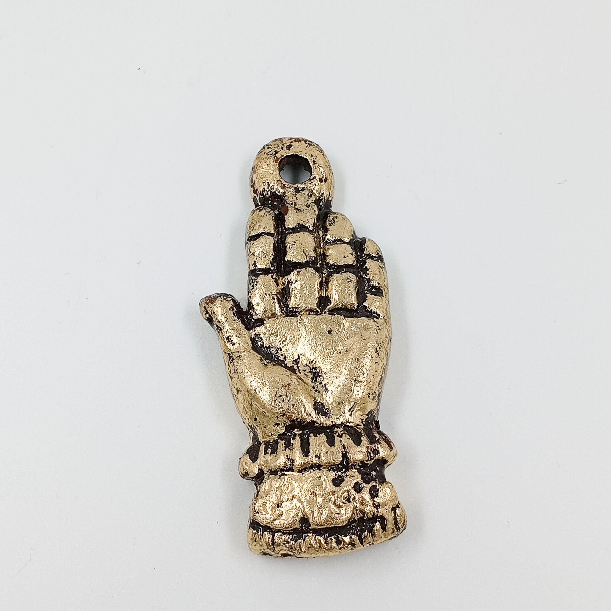 Mano Milagrito de barro con acabado dorado y plateado