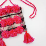 Morralito de lana a rayas con pompones