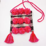 Morralito de lana a rayas con pompones