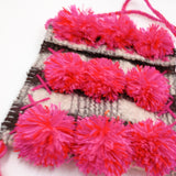 Morralito de lana a rayas con pompones