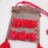 Morralito de lana gris con pompones