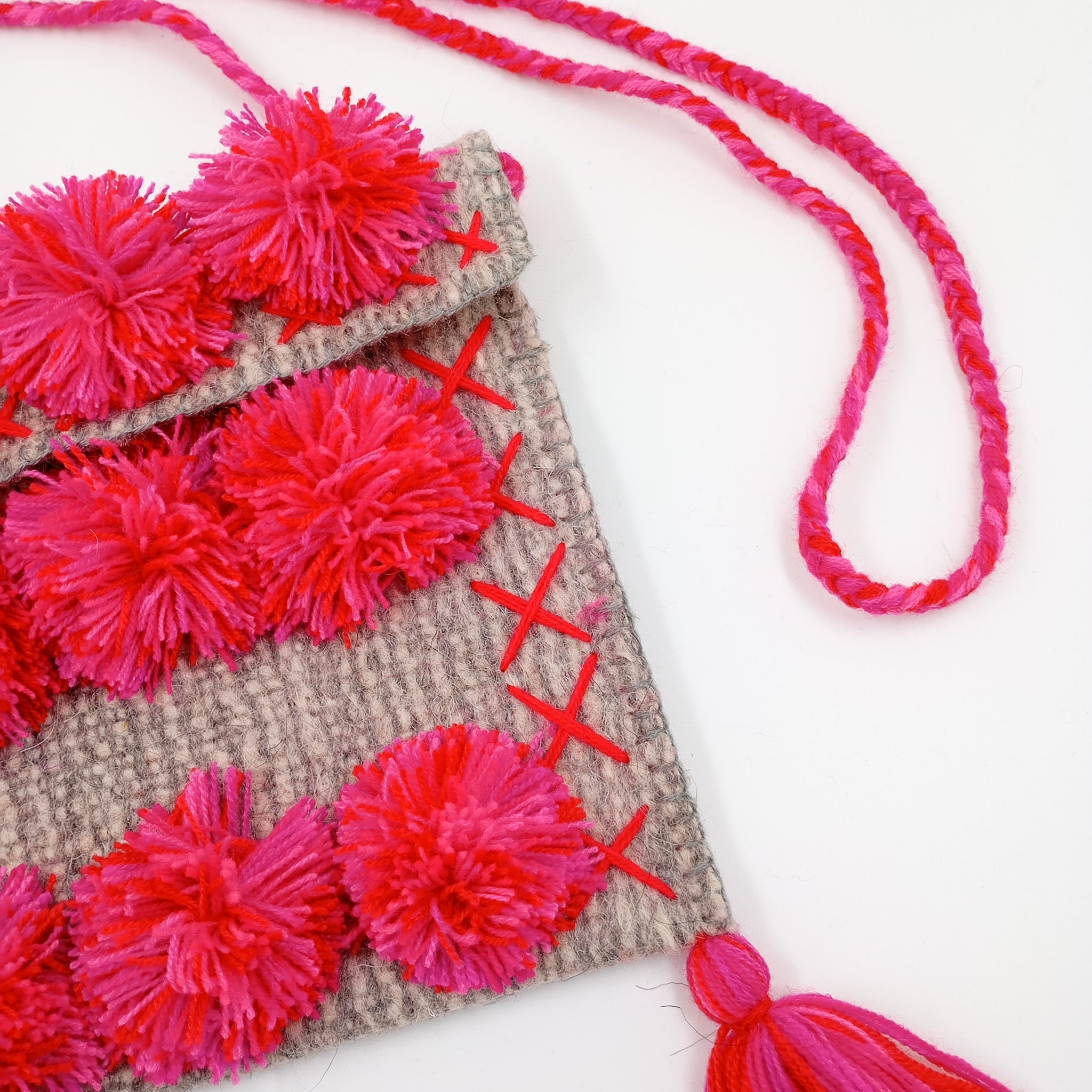 Morralito de lana gris con pompones