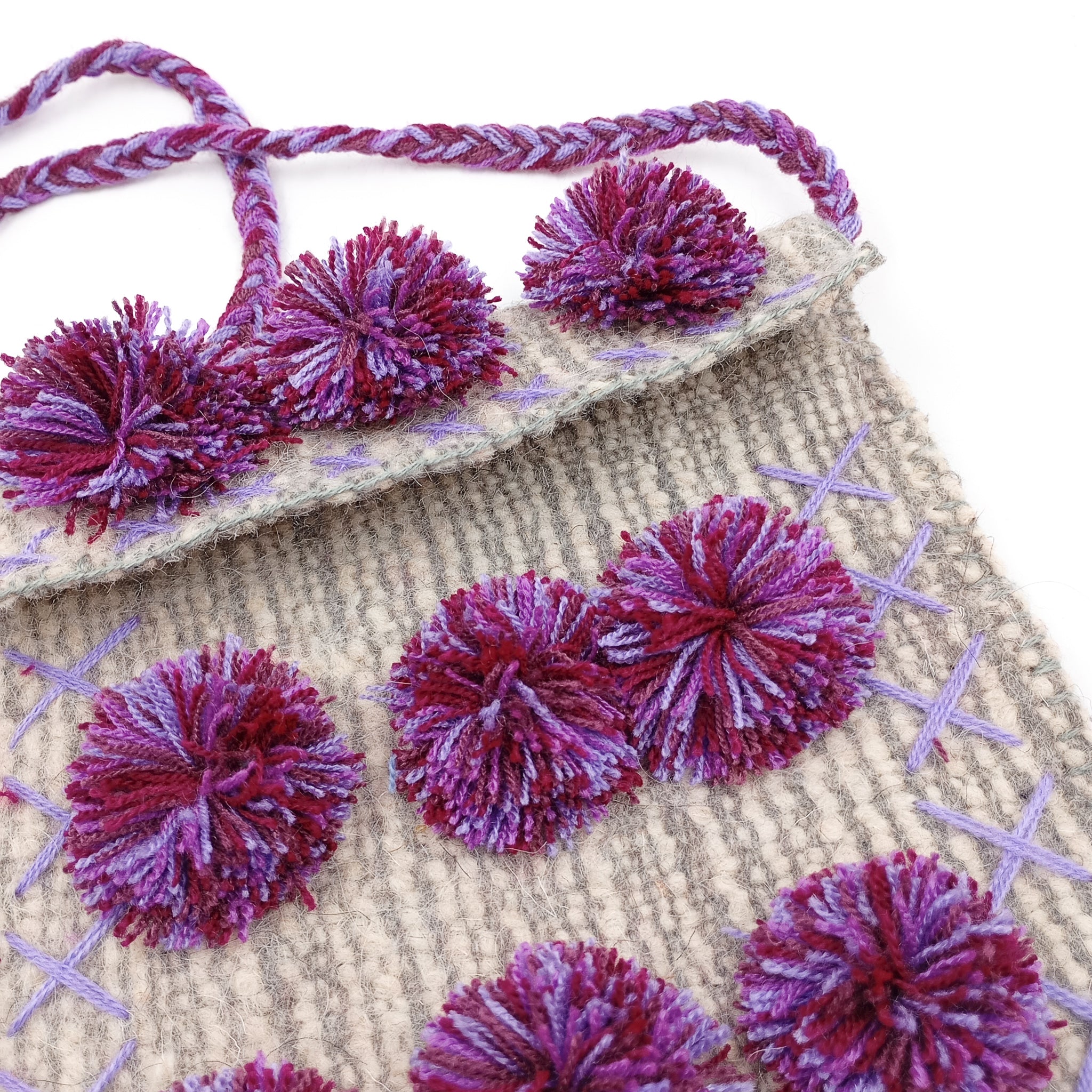 Morralito de lana gris con pompones