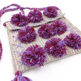 Morralito de lana gris con pompones