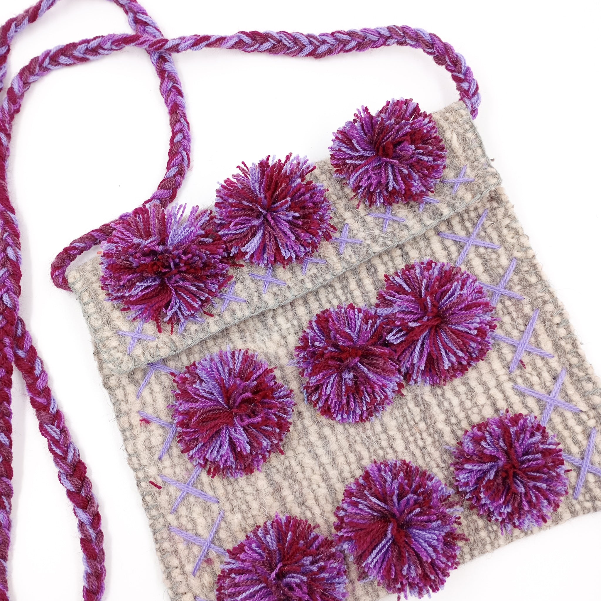 Morralito de lana gris con pompones