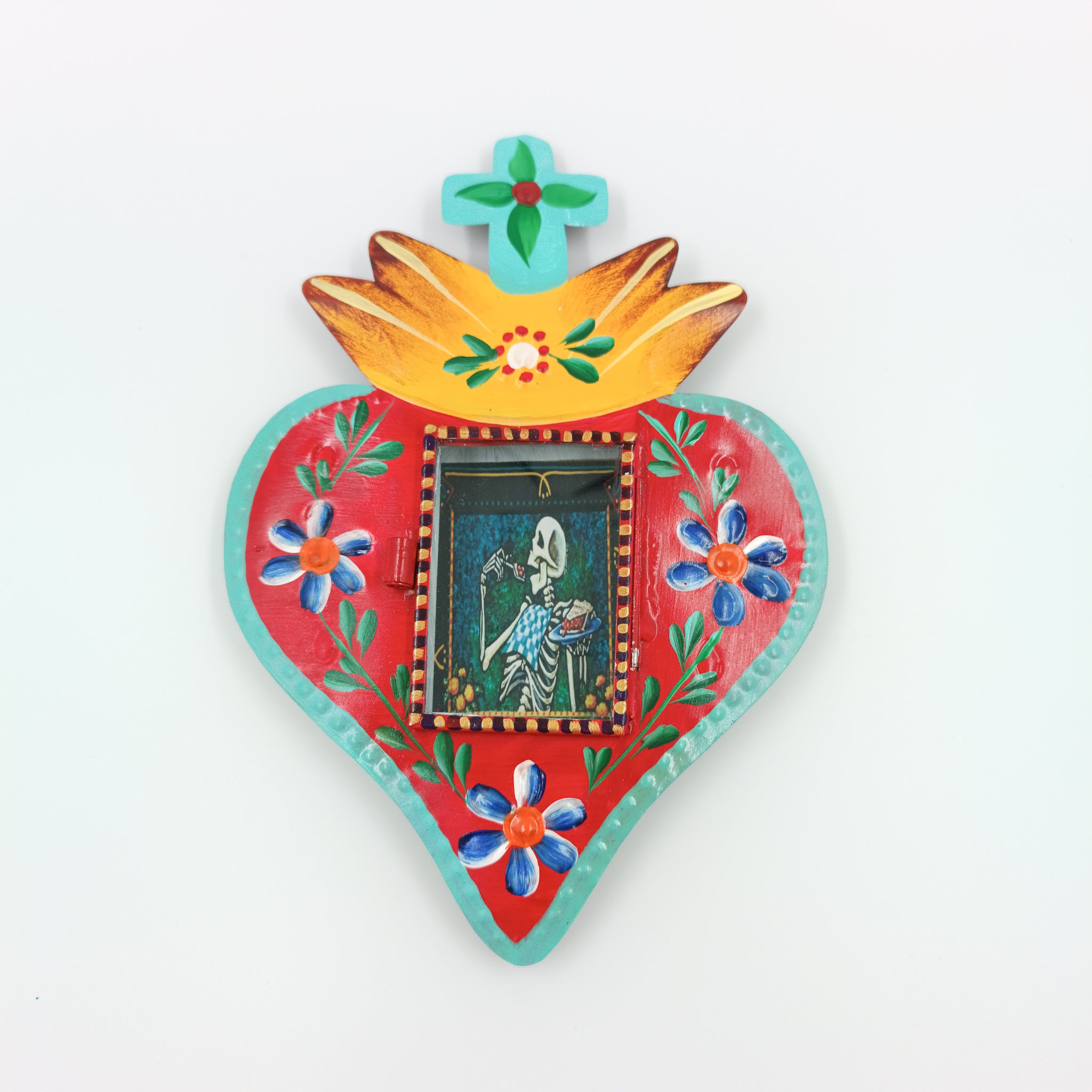 Nicho de corazón de latón con ofrenda de calaveritas