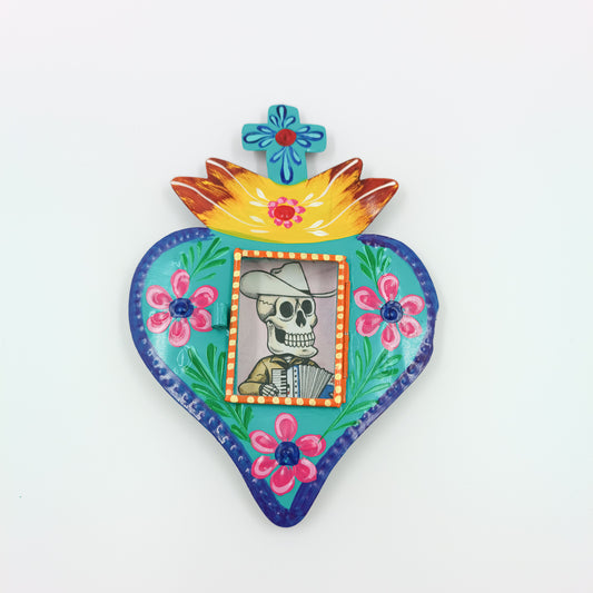 Nicho de corazón de latón con ofrenda de calaveritas