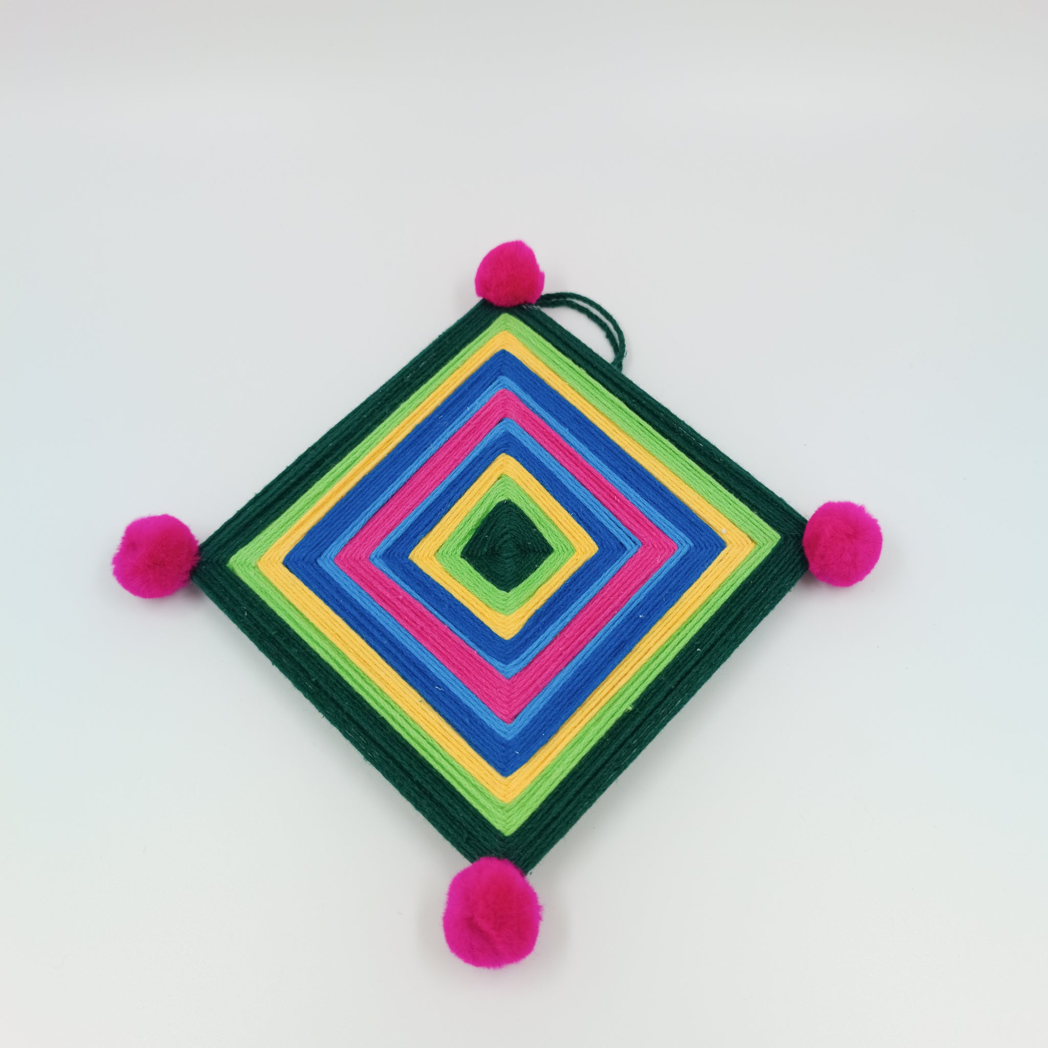 Ojos de Dios artesanales - protección y tradición Huichol