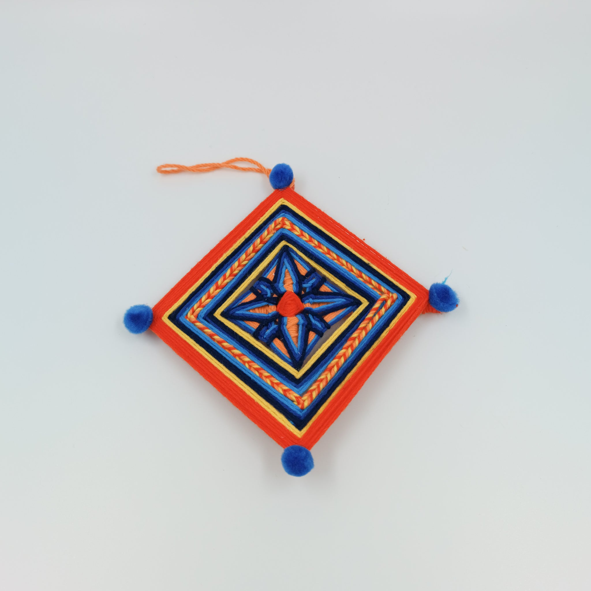 Ojos de Dios artesanales - protección y tradición Huichol