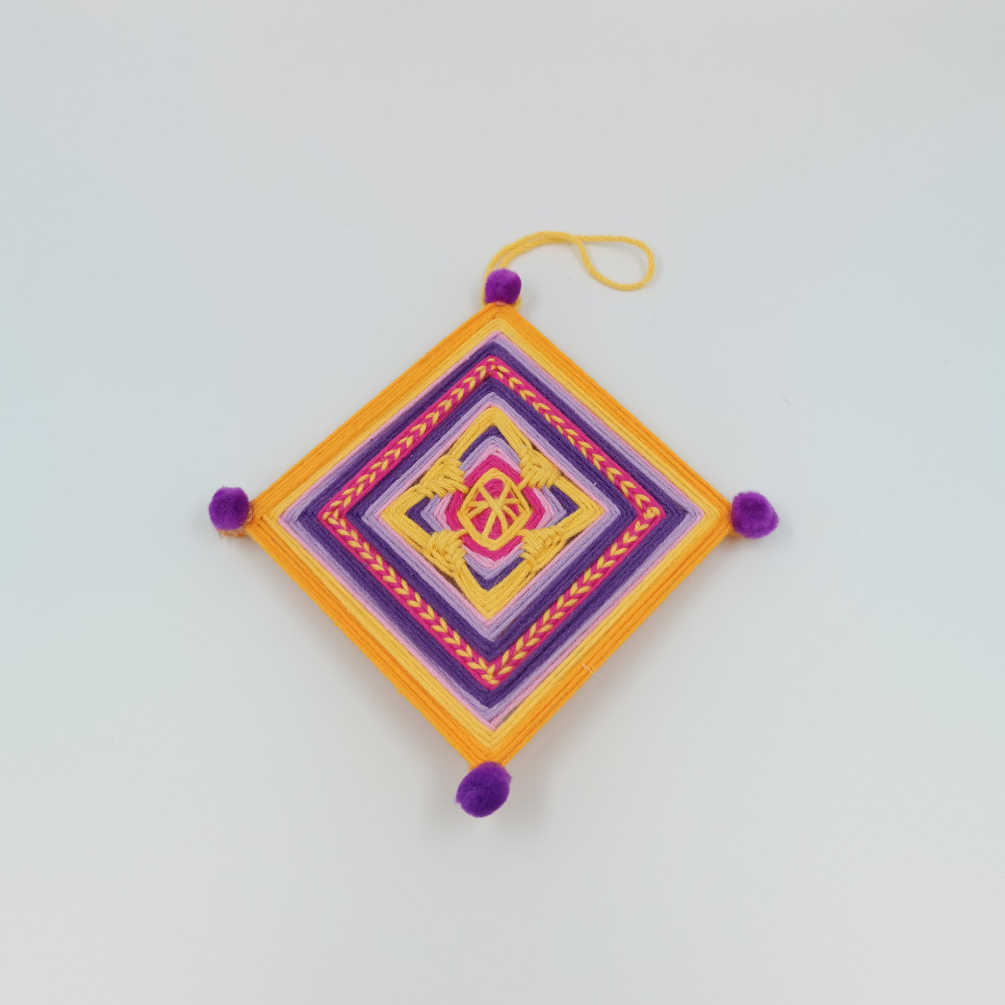 Ojos de Dios artesanales - protección y tradición Huichol