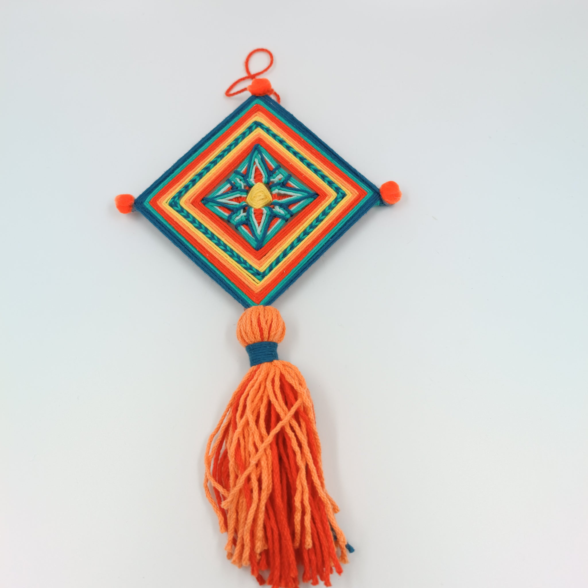 Ojos de Dios artesanales - protección y tradición Huichol