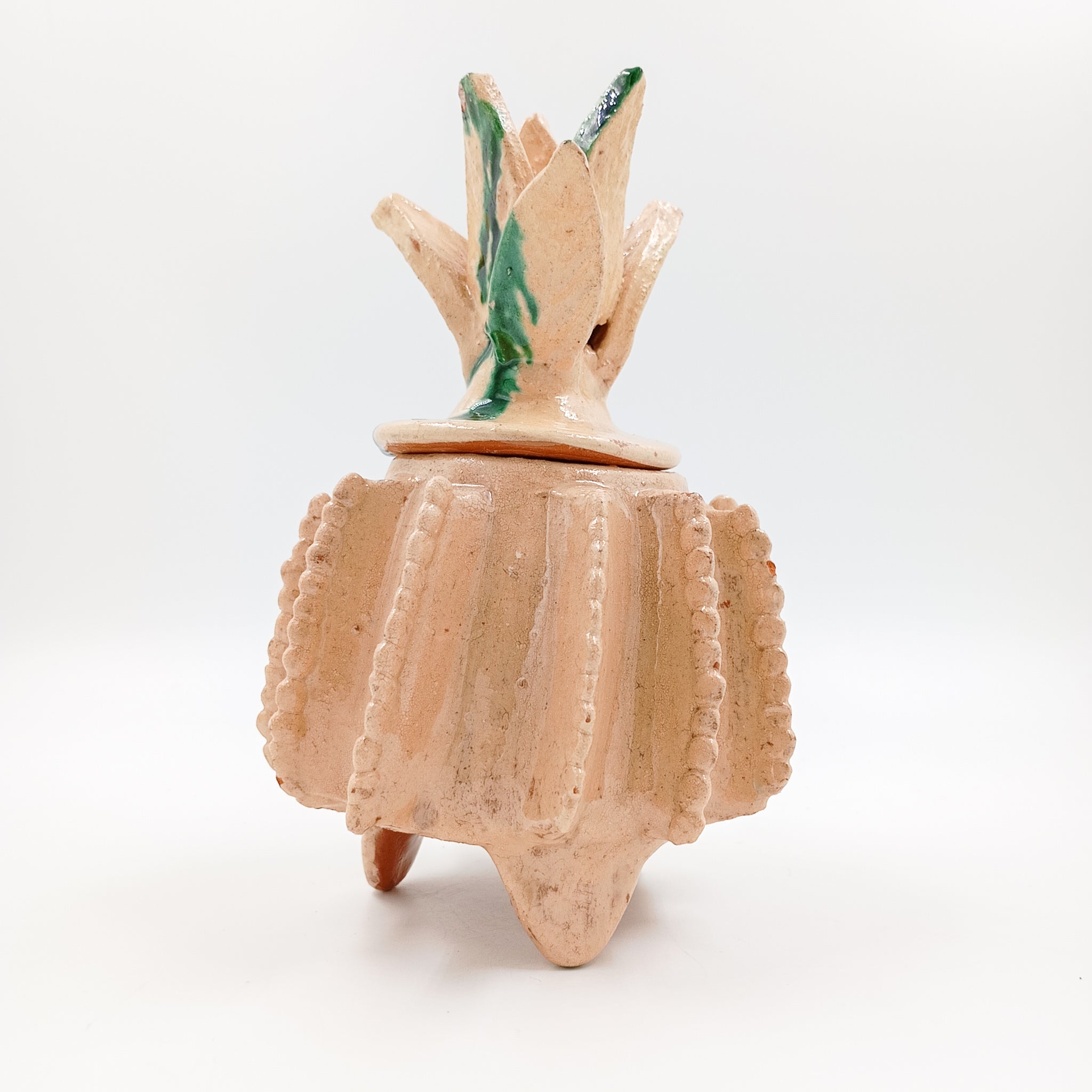 Piña vidriada beige con pétalos