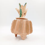Piña vidriada beige con pétalos