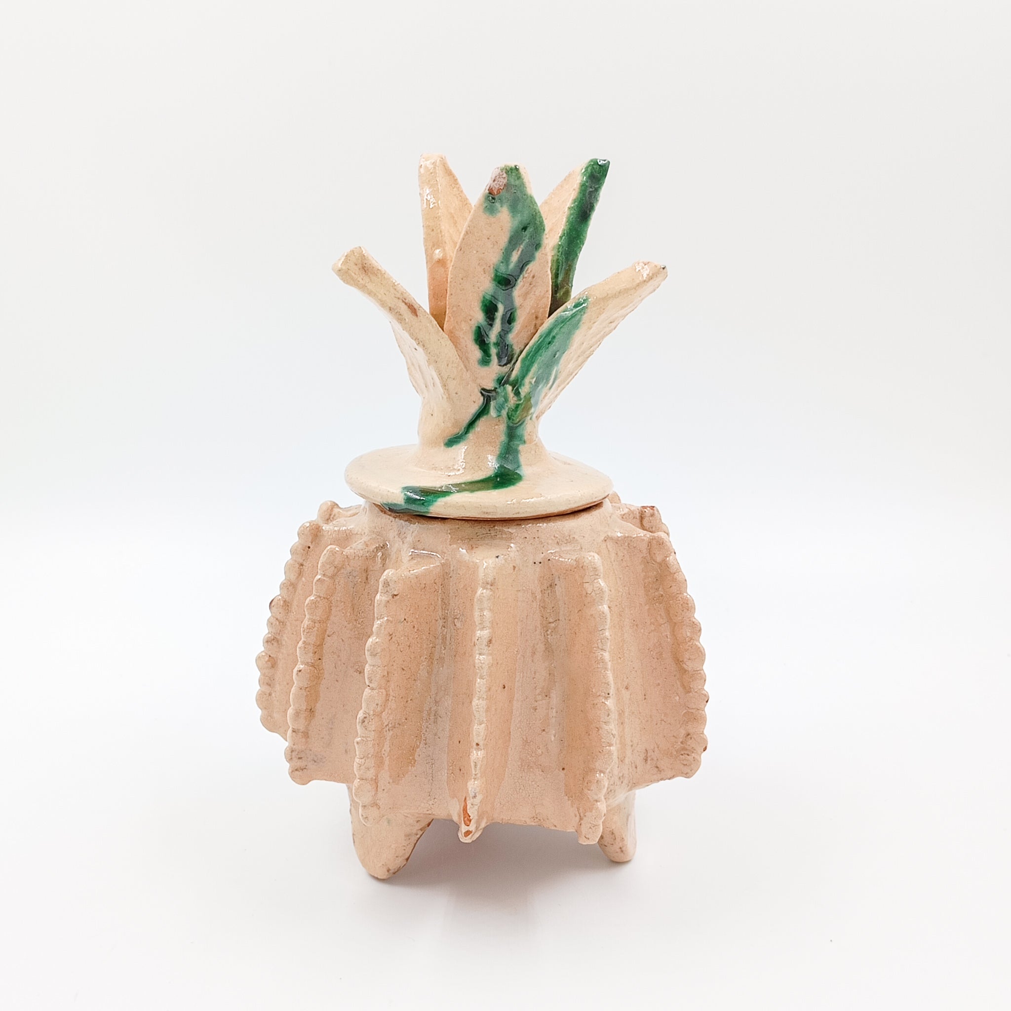 Piña vidriada beige con pétalos