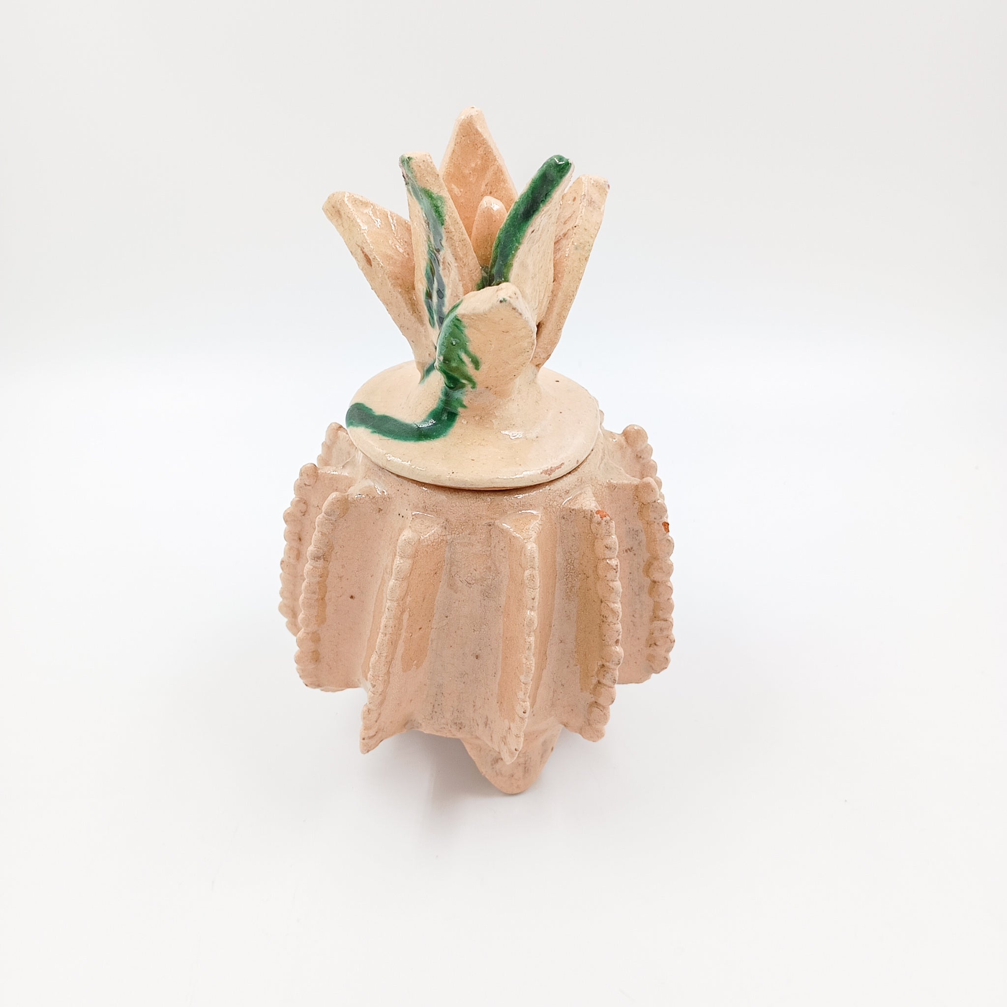 Piña vidriada beige con pétalos