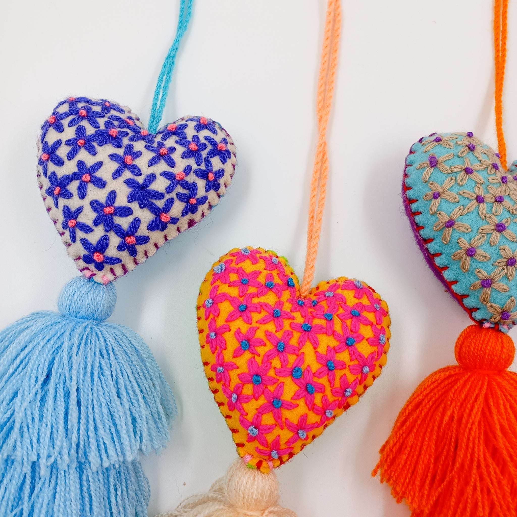 Pompones corazón bordados a mano