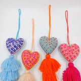 Pompones corazón bordados a mano