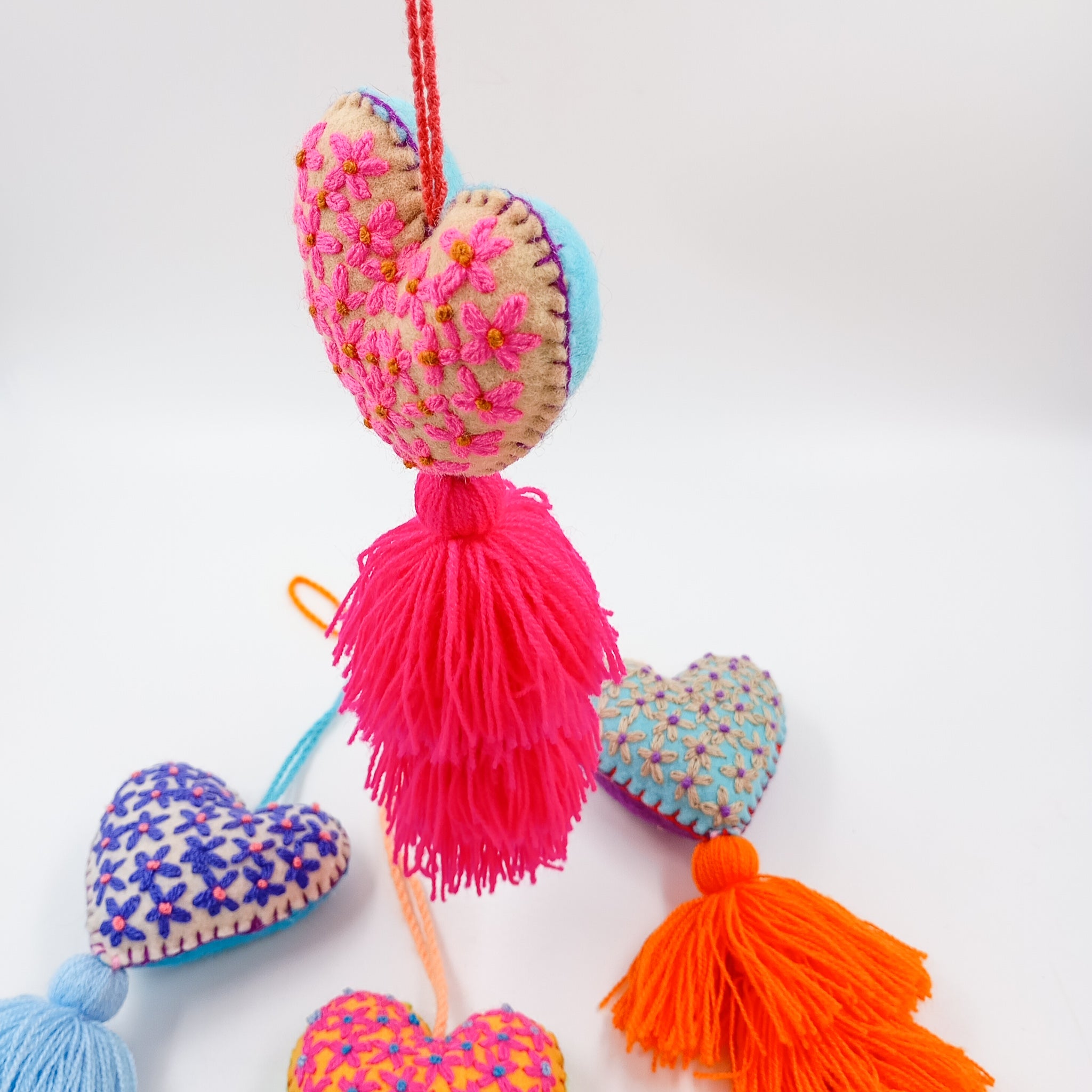 Pompones corazón bordados a mano