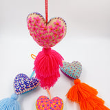 Pompones corazón bordados a mano