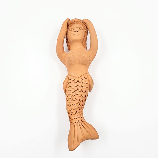 Sirena de barro rojo