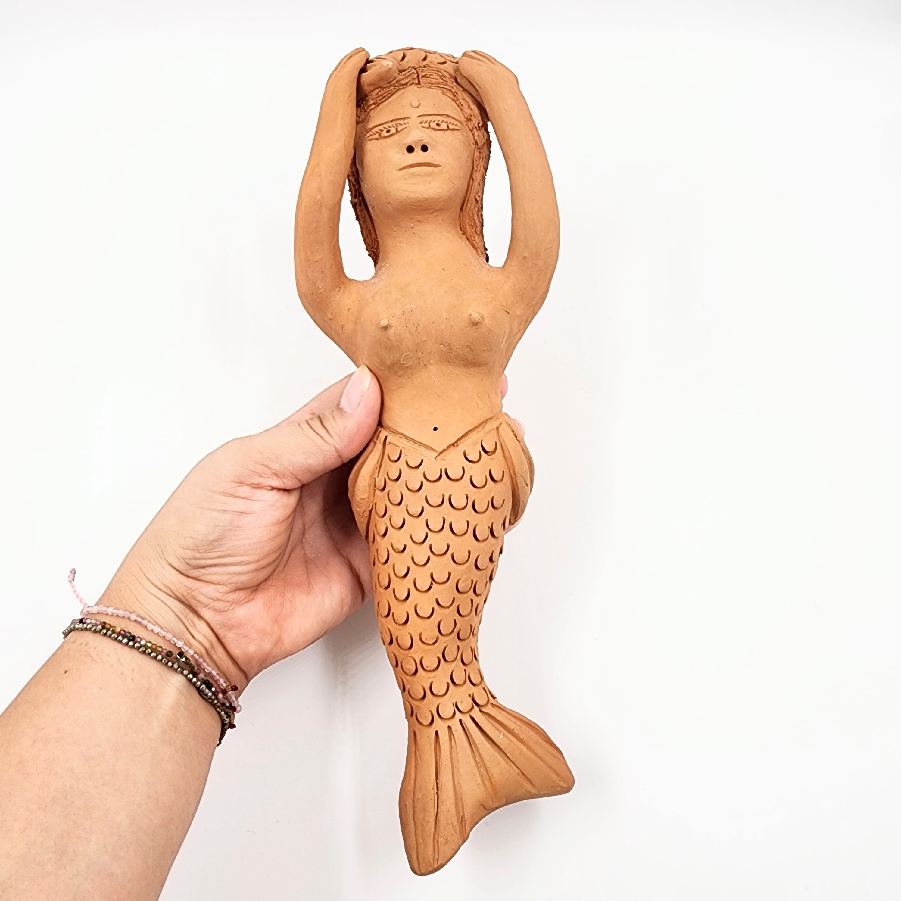 Sirena de barro rojo