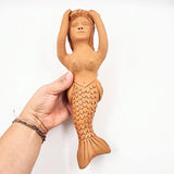 Sirena de barro rojo