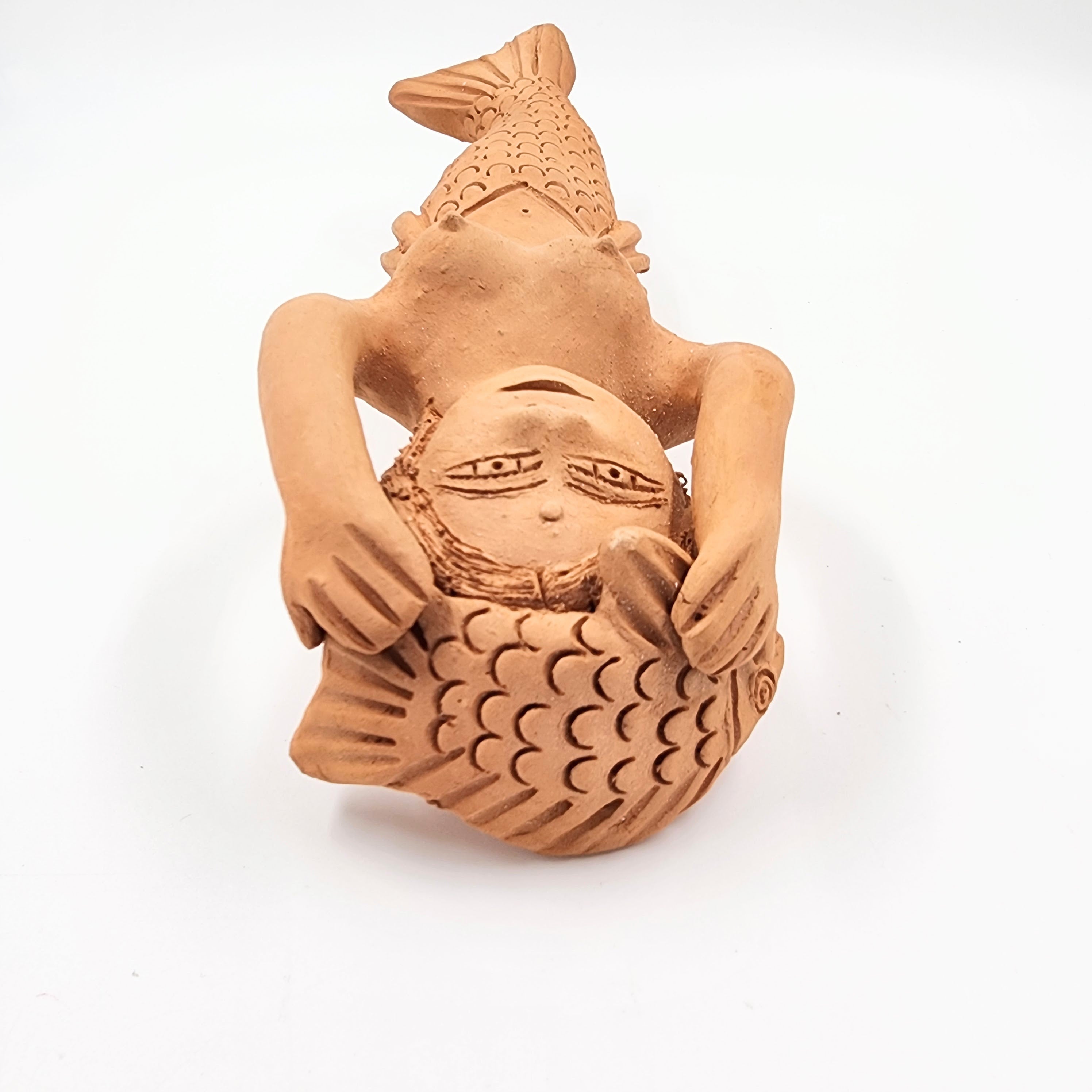 Sirena de barro rojo