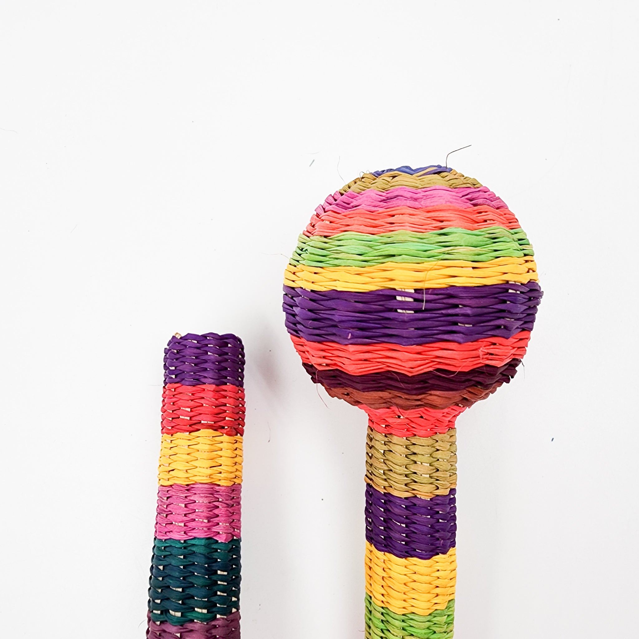 Sonaja artesanal de jipijapa de colores