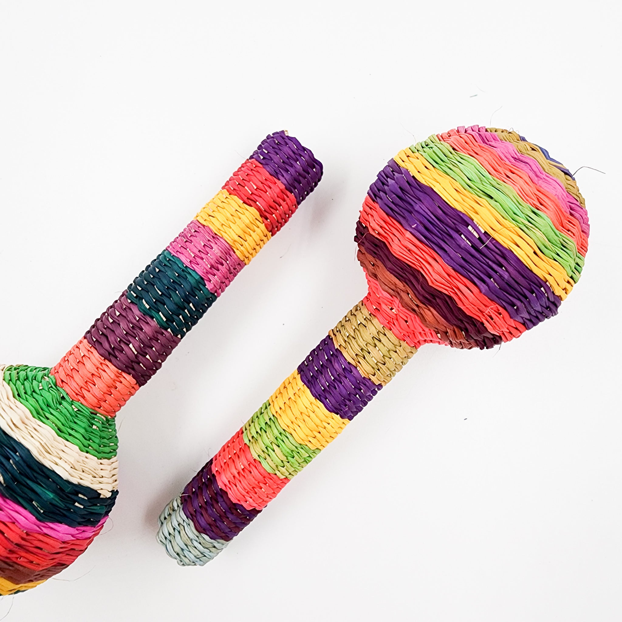 Sonaja artesanal de jipijapa de colores