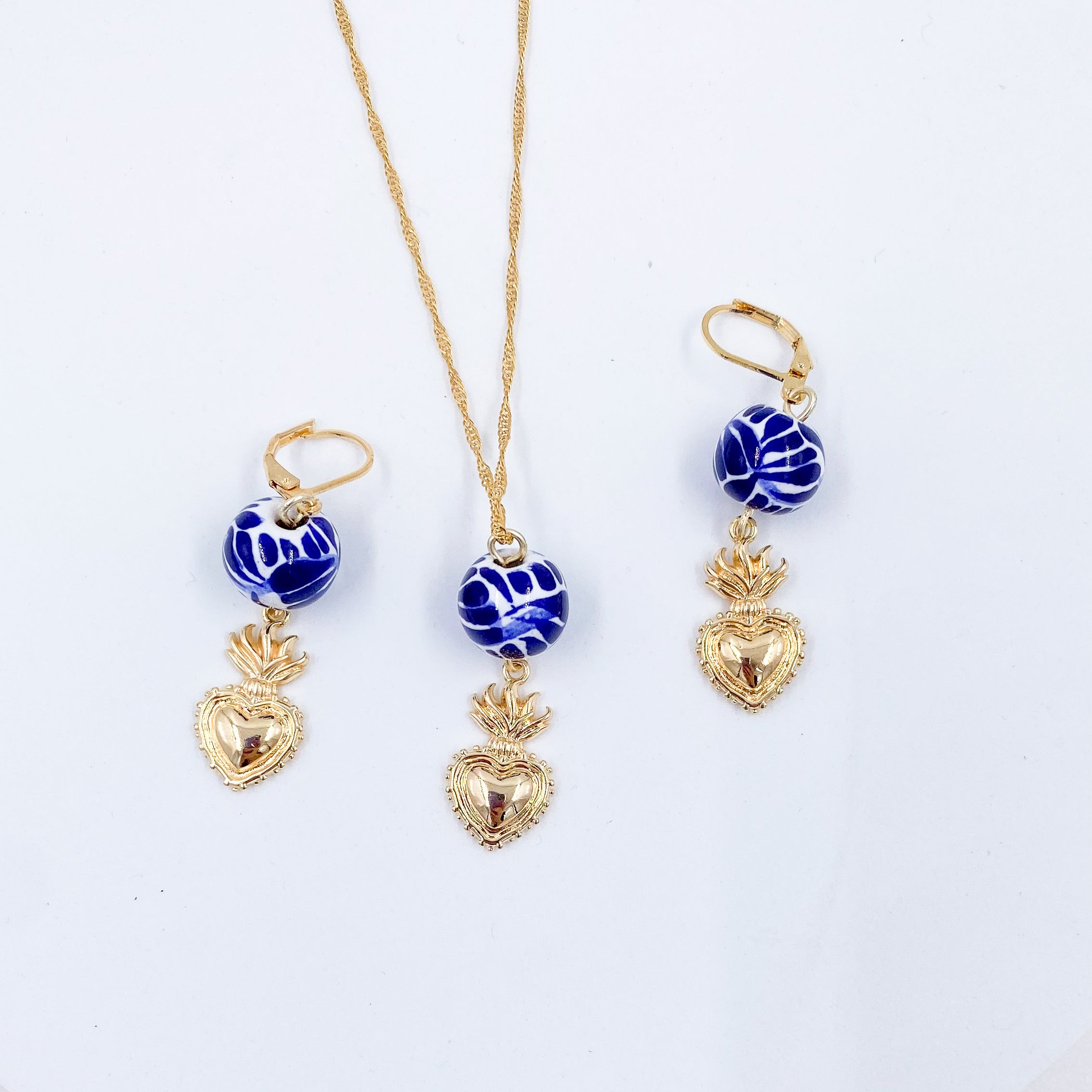 Aretes Huggies de Talavera con dije de Corazón en Chapa de Oro 14k