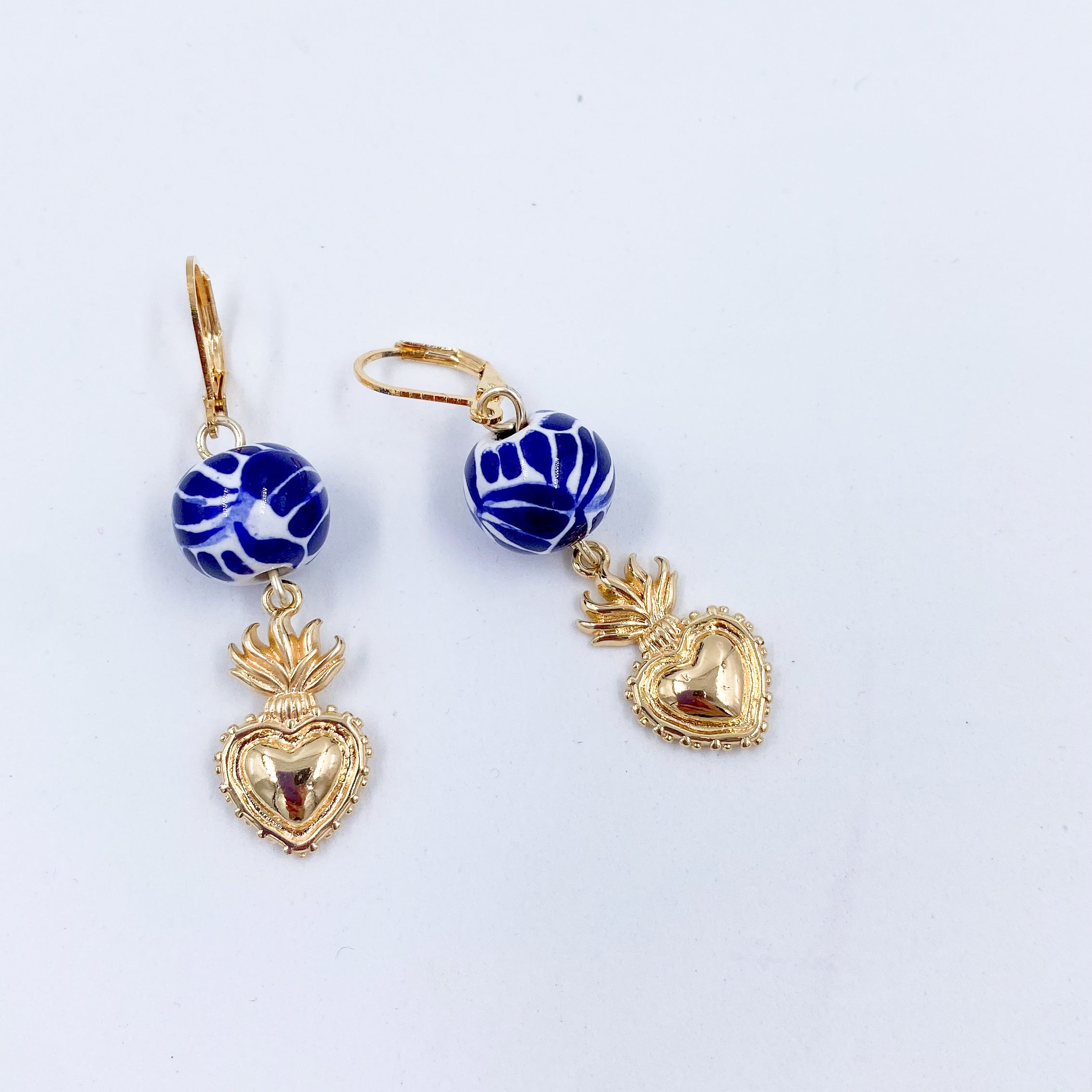 Aretes Huggies de Talavera con dije de Corazón en Chapa de Oro 14k