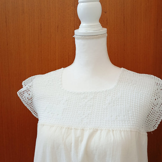 Vestidos artesanales de Oaxaca – manta con bordado en ganchillo